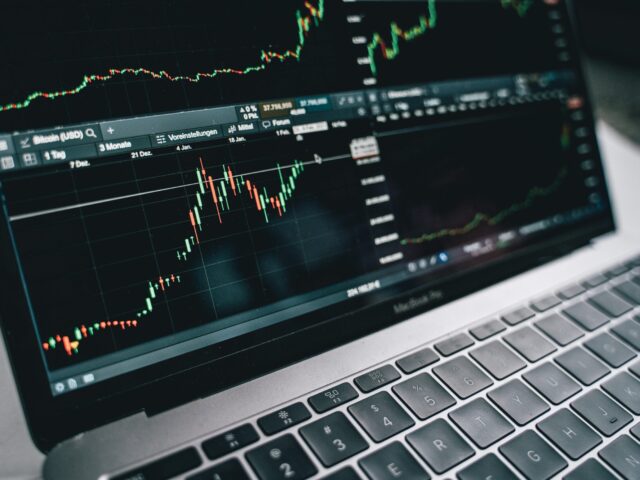 The End of “Wait and See”: Self-Optimising Financial Services in 2026